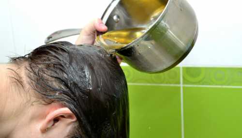 После смывания пены будет полезно дополнительно ополоснуть волосы слабым кислым раствором